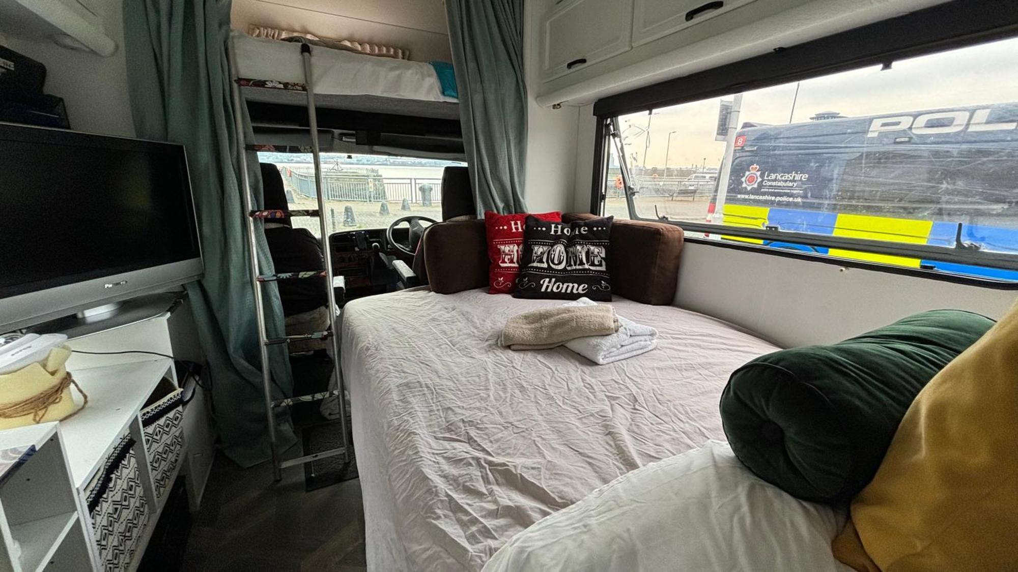 Cool Wheels On The Waterfront Hotel ลิเวอร์พูล ภายนอก รูปภาพ